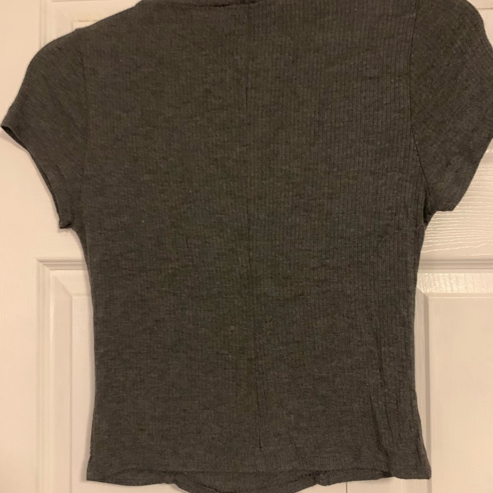 BUCKLE Ribbed Crop Top - Picture 3 of 4
